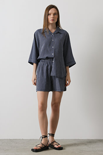 Trendyol Collection Námořnické modré elastické proužkované mini šortky a bermudy TWOSS25SR00038