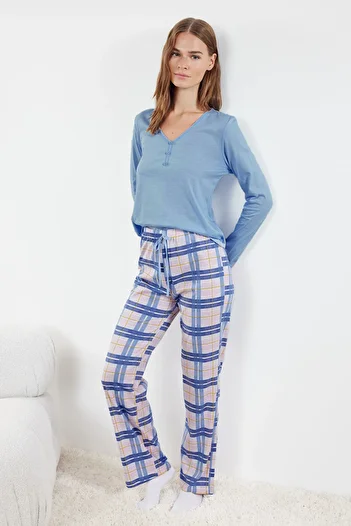 Trendyol Collection Set de pijamale în carouri albastre 100% bumbac - Detaliu cu șireturi și nasturi THMAW25PT00004