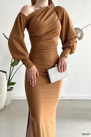 Deafox Braunes, schulterfreies, detailliertes, importiertes Maxikleid aus Kreppstoff mit langen Ärmeln