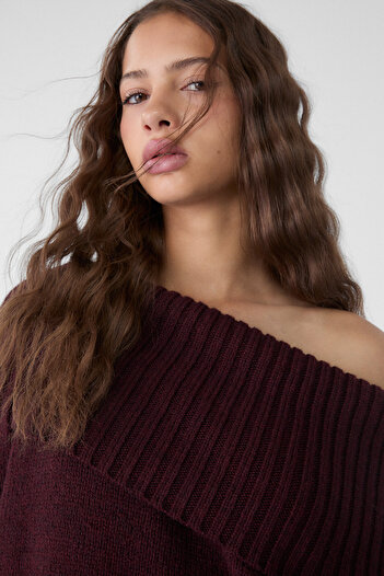 Stradivarius Exposed shoulder knit sweater