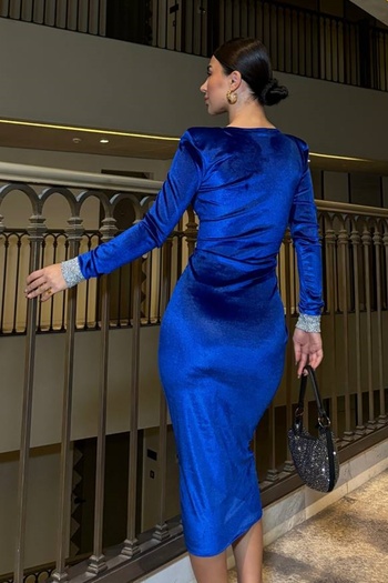 bayansepeti Rochie de seară midi din țesătură flexibilă din catifea albastră Saks, cu umeri și mâneci, cu design de piatră 582313