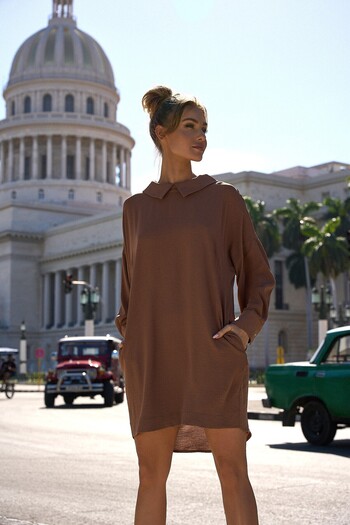 Made of Emotion This relaxed fit shirt dress has been embellished with a chain in the V neck in the back.