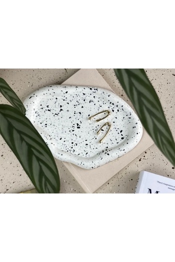 thiramis homeconcept White Black Irregular Pinterest Tray