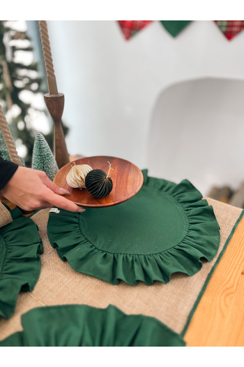 KaiHome 4-Piece Round Linen Service - 100% Dak, Ruffle Detailed, Green Plate