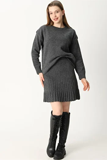 VEGENZE Women's Anthracite Soft Sweater Pleated Skirt Double Knitwear Set