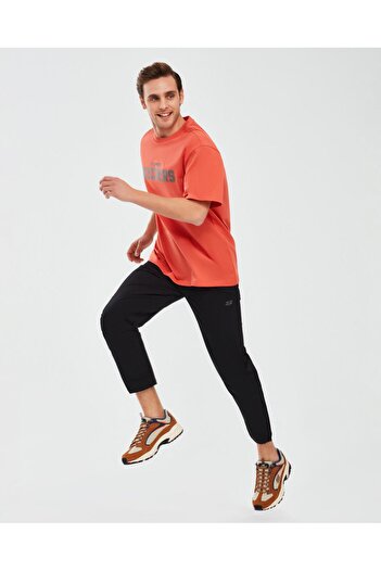SKECHERS Ανδρικό γραφικό μπλουζάκι - M κοντό μανίκι, S241070-600 κόκκινο μπλουζάκι