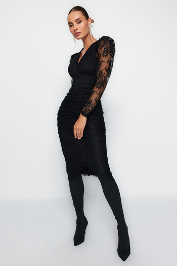 Trendyol Collection Černé, přiléhavé, podšité krajkové elegantní večerní šaty TPRAW24EL00019