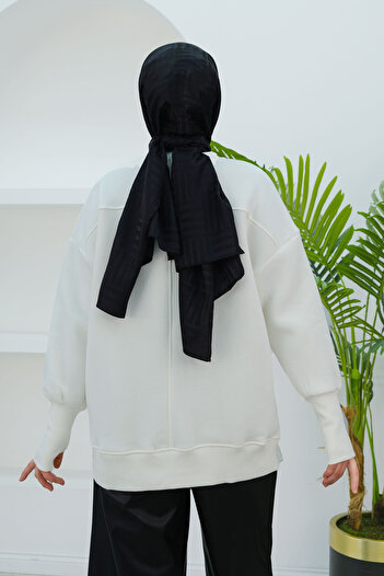 LOCCO White Sweat - Front Slit and Finger Detail