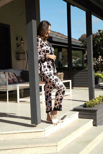 Ladnie iç giyim İpek saten açık pembe Dalmaçyalı pijama takımı