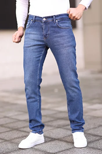 Trendyol Collection Mittelblaue, reguläre Jeans-Jeanshose aus dehnbarem Stoff TMNSS25JE00001