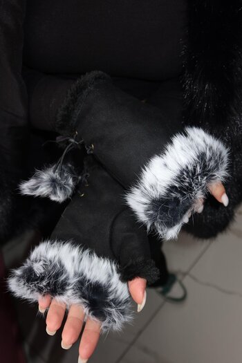 TAKIŞTIR Siyah Renk Peluş Detaylı Kesik Eldiven