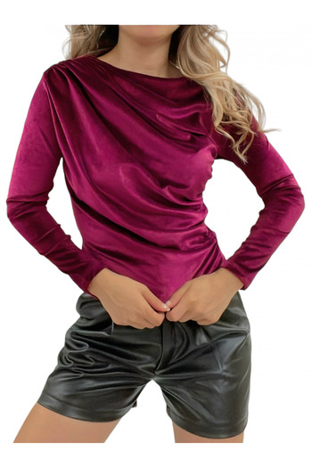 Modamorfo Bluse aus rotem Samt – seitlich geraffte und schulterfreie Falten
