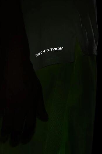 Nike Dri Fit Adv Techknit Ανδρικό μπλουζάκι για τρέξιμο με εξαιρετικά κοντό μανίκι κίτρινο