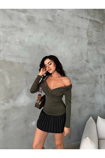 alenmoda Ασύμμετρη μπλούζα με μακρυμάνικο γιακά Madonna Sandy Crop