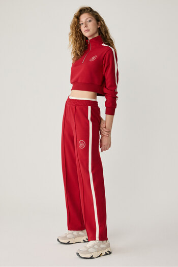 Urban Beat KIMIKO Urbanbeat Damen-Jogginghose mit elastischem Bund und kleinem Aufdruck in Rot