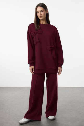 Trendyol Modest طقم بدلة رياضية كبيرة الحجم بتفاصيل شريطية باللون العنابي TCTAW25US00119