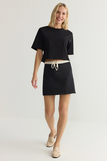 Trendyol Collection Spódnica tkana o długości mini z białej tkaniny i paskiem w czarnej talii Twoss25Et00013