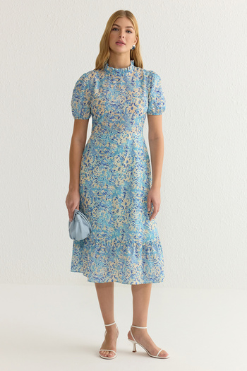 Trendyol Collection Hellblaues, florales, gerüschtes Midi-Webkleid in A-Linie TWOSS20EL0894