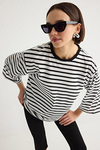 Trendyol Collection Μαύρο ριγέ Χαλαρό/Άνετο Πλεκτό T-Shirt με μανίκια τριών τετάρτων TWOSS25TS00020
