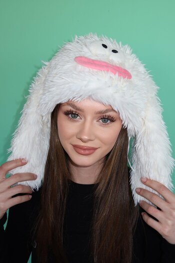 TAKIŞTIR White Color Beast Figured Plush Hat with Ears