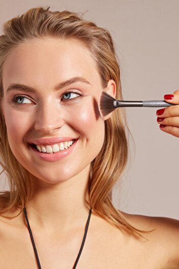 Alix Avien Illuminator Brush - Fan Brush