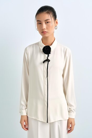 Nihan Shirt - Ecru Color with Floral Detail on the Collar