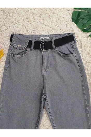 Modamorfo Jeans mit Metallschnallengürtel und Druckknopfdetail