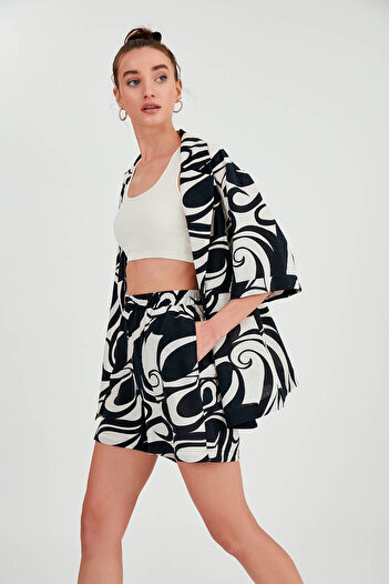 Vitrin Patterned Pocket Shorts with Elastic Waist