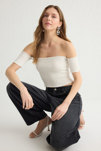 Trendyol Collection Λευκό Εφαρμοσμένο/Κατάλληλο γιακά Carmen Crop Gipeli Strechy πλεκτή πλεκτή μπλούζα TWOSS25BZ00173
