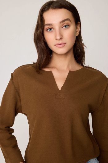 Vitrin Cut V-Neck Reverse Stitching Blouse