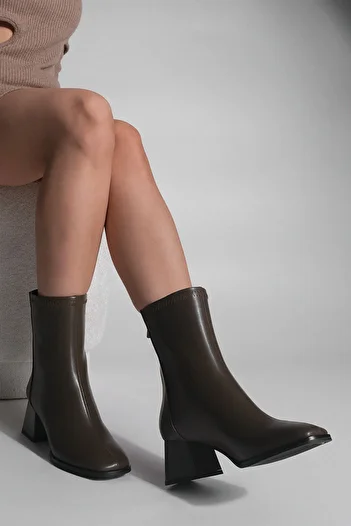 Marjin Braune Nayis-Damenstiefel mit Absatz – stumpfe Zehenpartie und Reißverschluss hinten