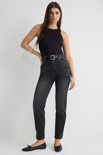 Trendyol Collection Anthrazitfarbene, bequeme Mom-Jeans mit hoher Taille TWOSS25JE00095