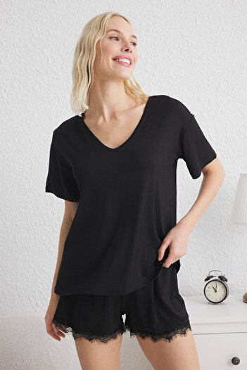 Trendyol Collection Schwarze Spitze und Schnürung, detaillierte Shorts, gestricktes Pyjama-Set THMSS25PT00012