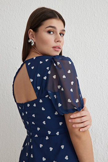 Trendyol Collection Sötét sötétkék szívmintás mini sifon bélés szőtt ruha TWOSS22EL2168