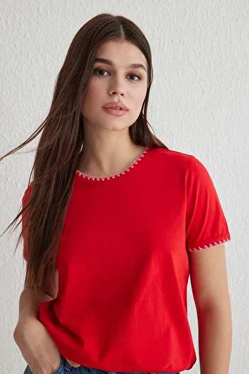 Trendyol Collection Červená 100% bavlna Kontrastní prošívání Detail prošívání Basic Crew Neck Pletené tričko Twoss19Ad0085