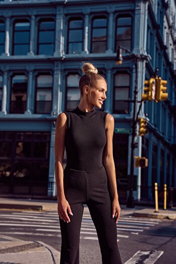 Made of Emotion Comfortable bodysuit with a mock turtleneck