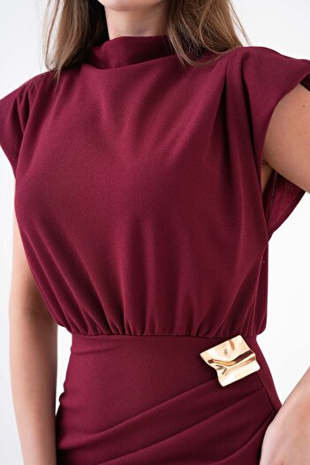 WOMAN VISION Kadın Bordo Esnek Kumaş Parlak Aksesuarlı Omuzu Vatkalı Anvelop Kesim Midi Boy Bordo Elbise 4409