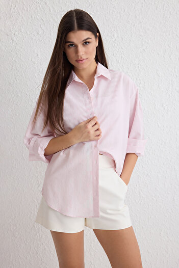 Trendyol Collection Világos rózsaszín Basic Stripe Oversize széles szabású szőtt ing TWOSS23GO00144