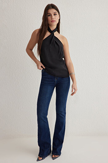 Trendyol Collection Czarna bluzka z dekoltem halter i węzłem tkana, modalna Twoss25Bz00247