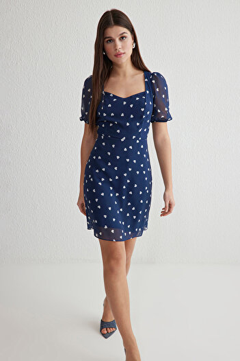 Trendyol Collection Sötét sötétkék szívmintás mini sifon bélés szőtt ruha TWOSS22EL2168