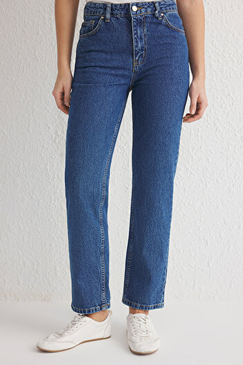 Trendyol Collection Niebieskie jeansy z regularnym stanem i prostymi nogawkami Twoss25Je00074