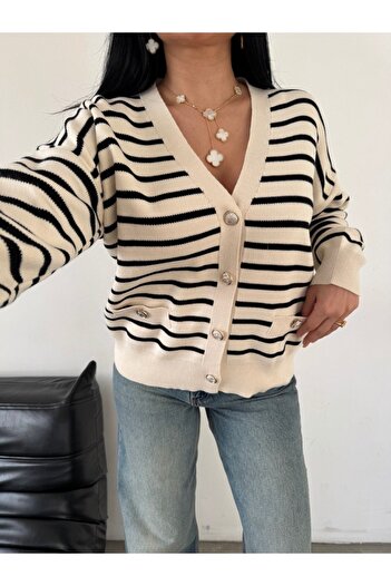 02Lady Fashion Striped Buttoned Pocket Detailed Oversize Knitted Cardigan