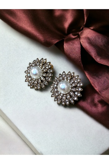 FAYRA ACCESSORIES أقراط زهرة اللؤلؤ مع حجر الكريستال