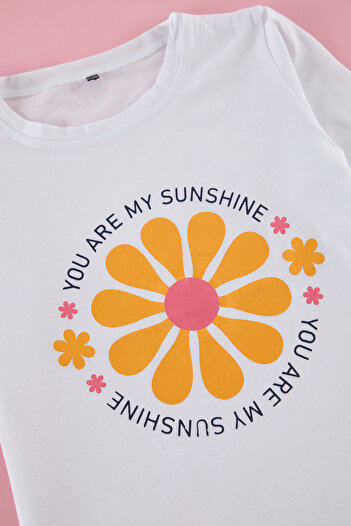 TRENDYOLKIDS Ecru gestricktes T-Shirt mit Blumenmuster TKDSS25TS00039