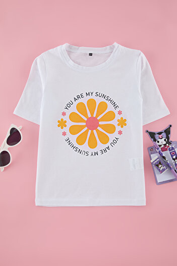 TRENDYOLKIDS Ecru gestricktes T-Shirt mit Blumenmuster TKDSS25TS00039