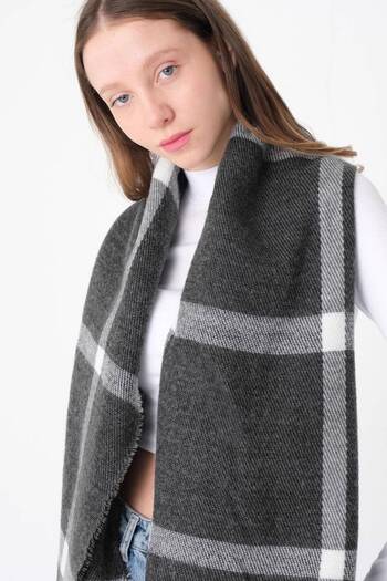 Addax Shawl2021-A4 Model Patterned Shawl