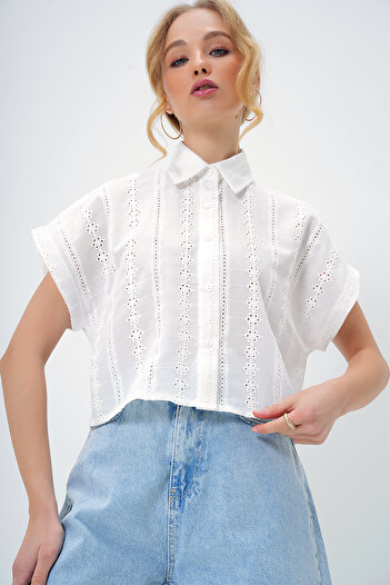 Trend Alaçatı Stili Dámská bílá vroubkovaná vyšívaná košile s nulovým rukávem Crop Woven ALC-X13421