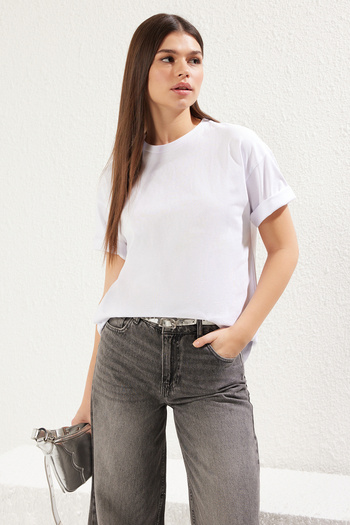 Trendyol Collection Tricou alb oversize din jerseu 100%, cu croi larg și design asimetric la spate TWOSS25TS00040