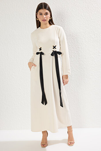 Trendyol Modest Φόρεμα από υφαντό ύφασμα με κρεμ δέσιμο TCTSS25EB00037