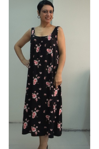 Mertcan Butik Μαύρο ροζ λουλούδι φόρεμα βισκόζης με στριφτό μπροστινό πίσω μέρος